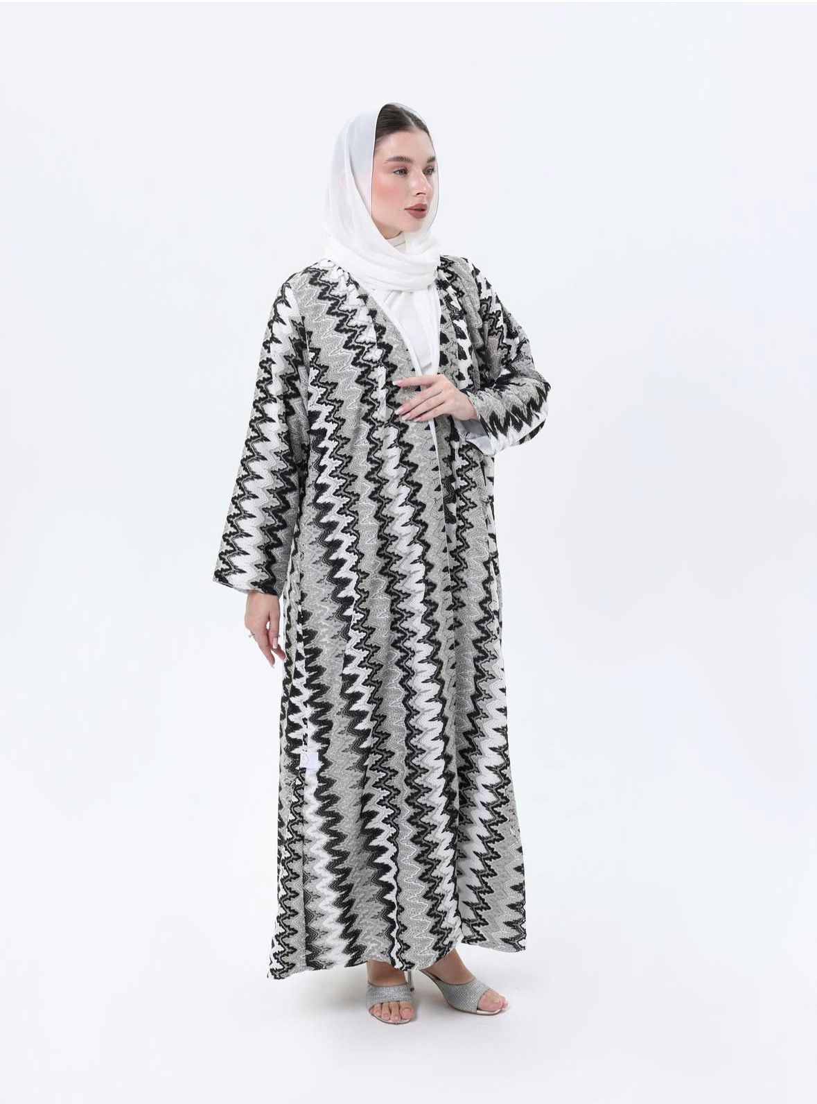 عباية ميسوني أبيض وأسود بتصميم سادة