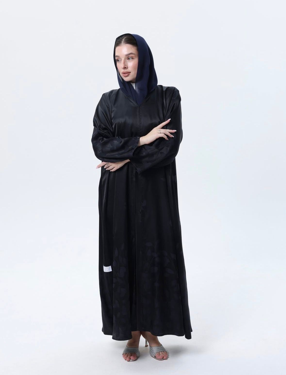 عباية زرقاء غامقة بتشكيلة ورق الشجر