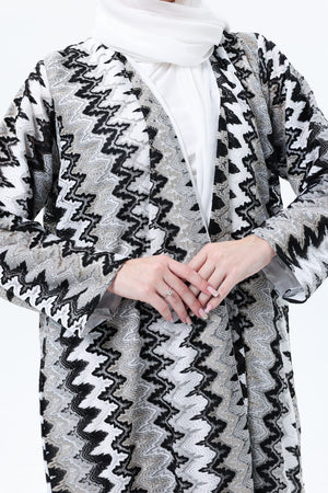 عباية ميسوني أبيض وأسود بتصميم سادة