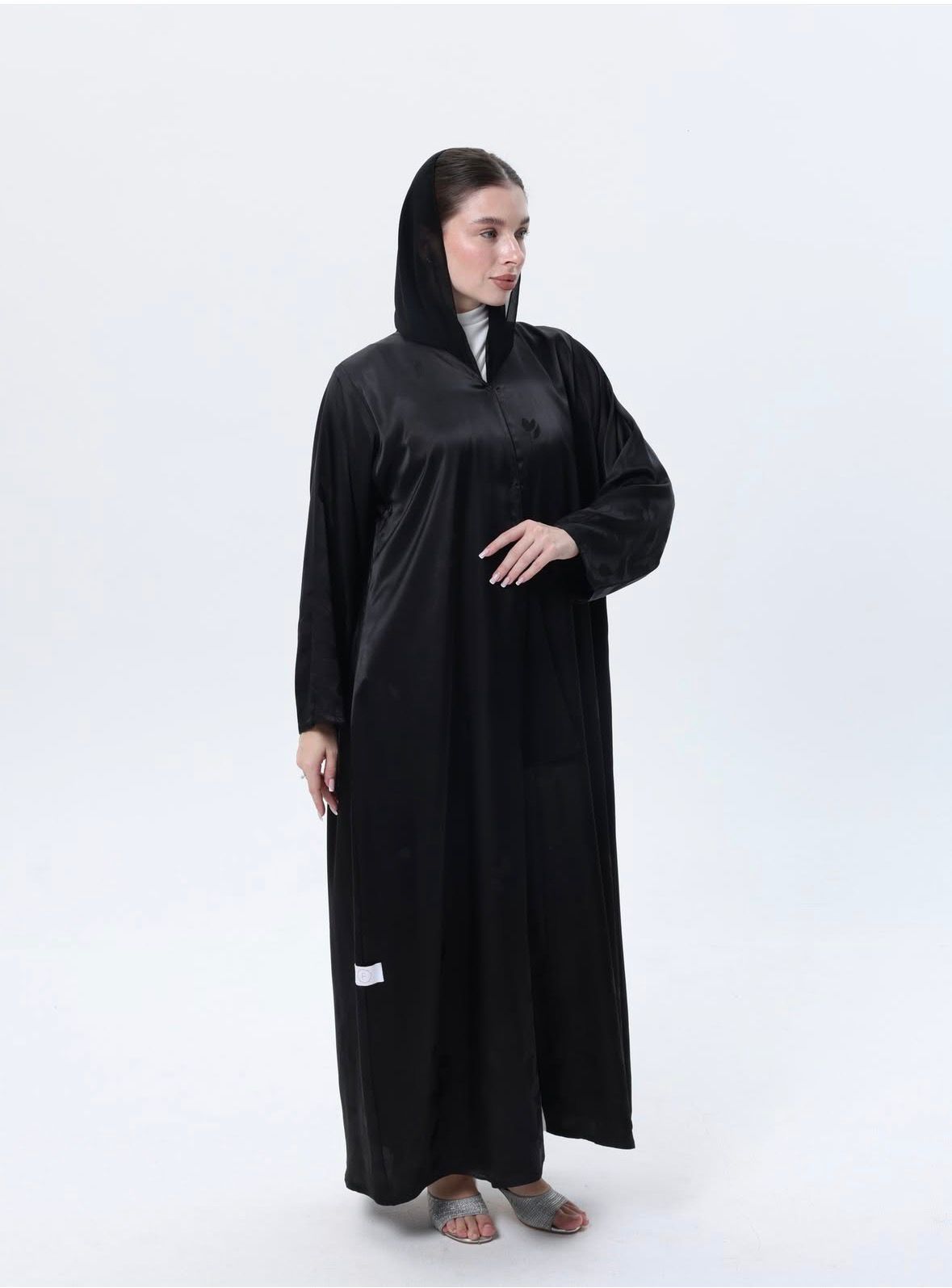 عباية سوداء بتشكيلة ورق الشجر الأنيقة