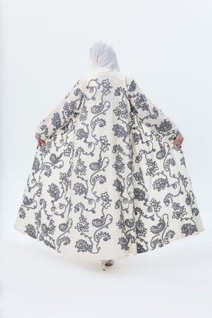 عباية بيج بتشكيلة زهور كاروهات أبيض وأسود