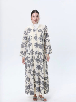 عباية بيج بتشكيلة زهور كاروهات أبيض وأسود