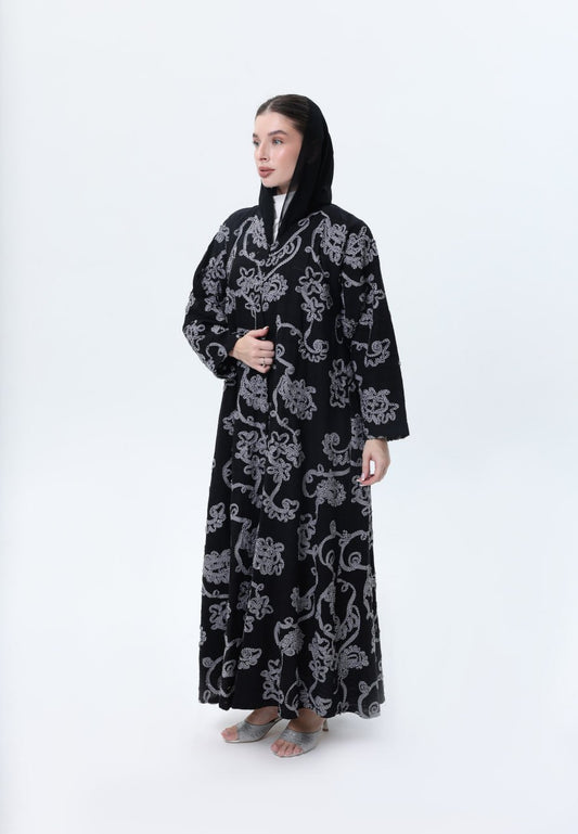 عباية سوداء بتشكيلة زهور كاروهات أبيض وأسود