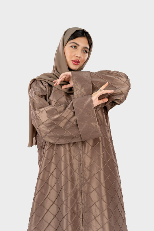 عباية ساتان لبني أنيقة