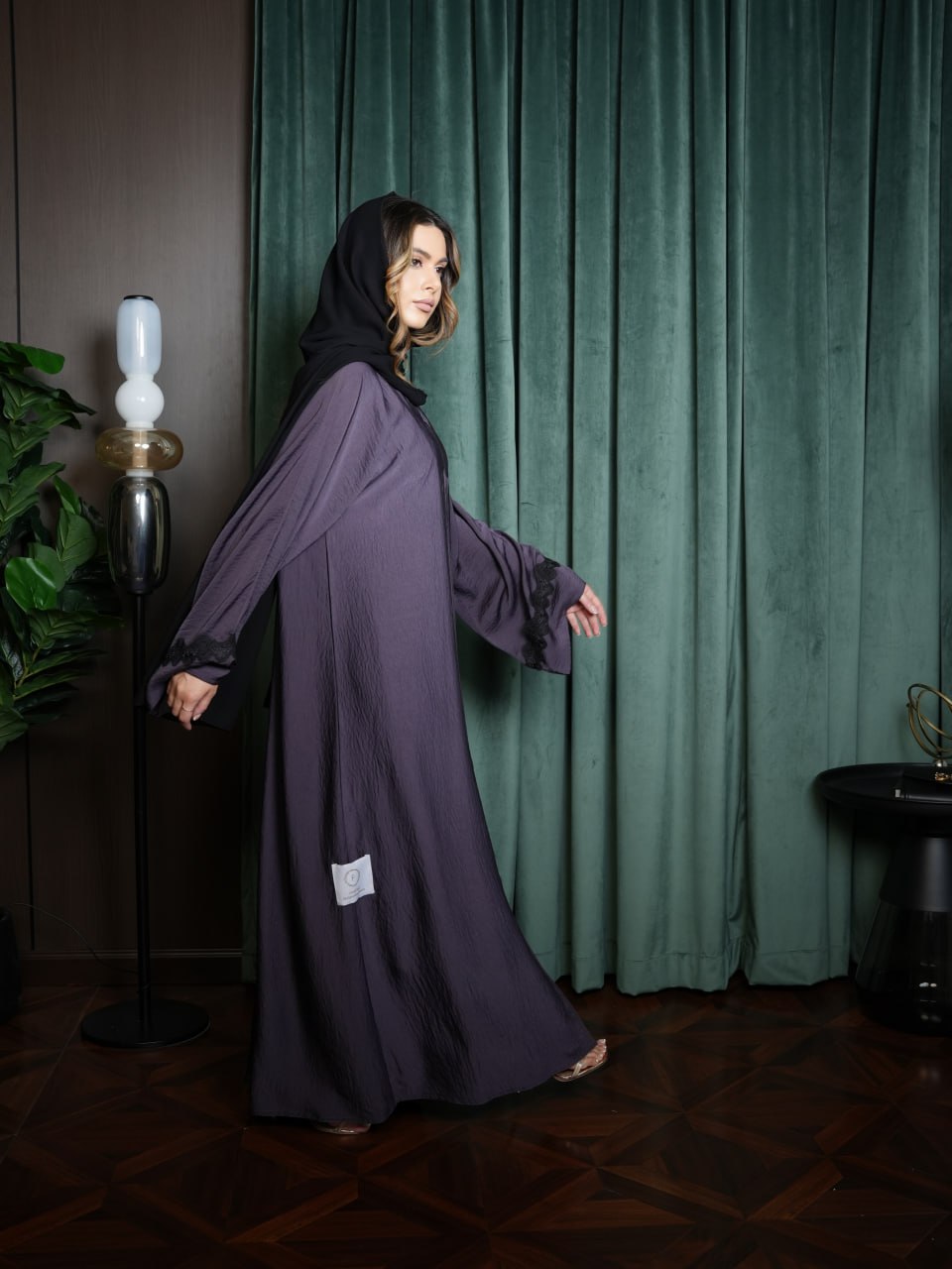 عباية حرير بدانتيل أسود أنيق