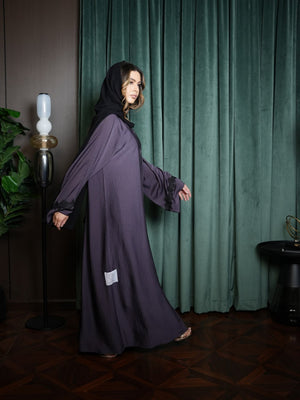 عباية حرير بدانتيل أسود أنيق