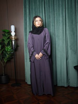 عباية حرير بدانتيل أسود أنيق