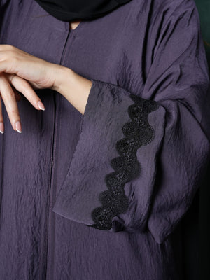 عباية حرير بدانتيل أسود أنيق