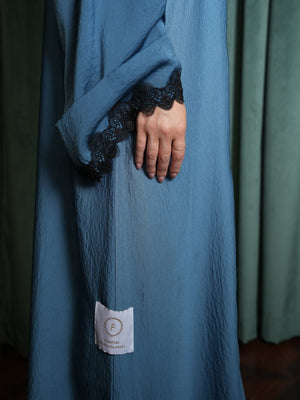 عباية حرير بدانتيل أسود أنيق