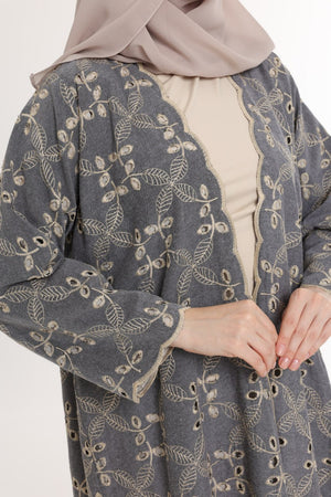 عباية جينز أسود مخرّمة بخيوط بيج