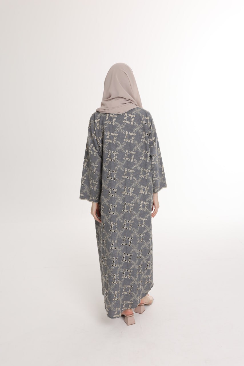 عباية جينز أسود مخرّمة بخيوط بيج