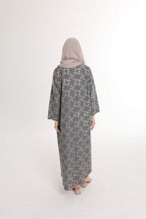 عباية جينز أسود مخرّمة بخيوط بيج