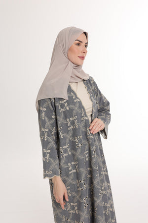 عباية جينز أسود مخرّمة بخيوط بيج