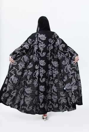 عباية سوداء بتشكيلة زهور كاروهات أبيض وأسود
