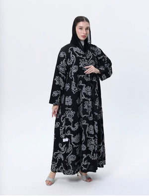 عباية سوداء بتشكيلة زهور كاروهات أبيض وأسود